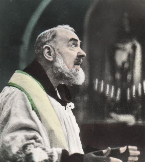 Vecchia foto di Padre Pio che mostra le sue mani stigmatizzate