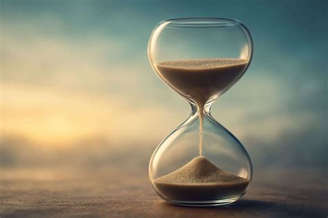 Una clessidra stilizzata con sabbia che scorre velocemente, a simboleggiare la fugacità del tempo.