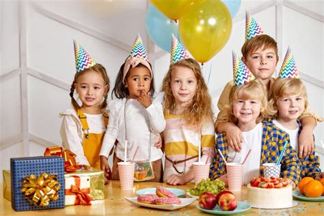 Bambini che festeggiano un compleanno in un ristorante McDonald's