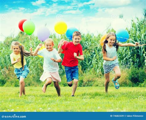 Foto di bambini che giocano serenamente in una Sezione Primavera