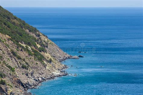 Panorama naturale di Santa Croce Mare con scogliera e vegetazione mediterranea