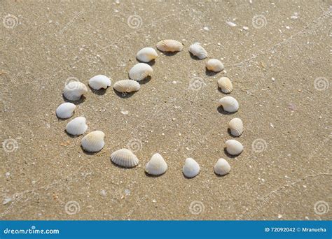Immagine ravvicinata del masso scolpito a forma di cuore sulla spiaggia di Santa Croce Mare