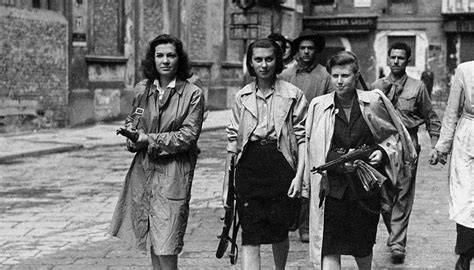 Illustrazione storica di donne partigiane in una città italiana