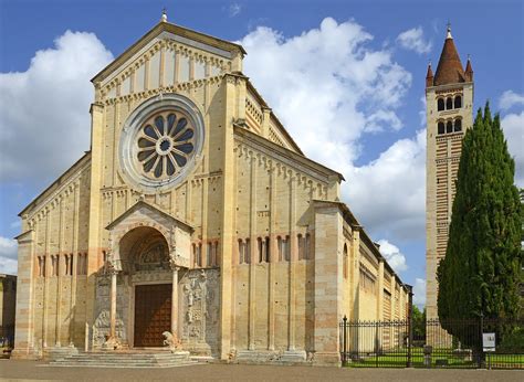 Facciata dell'Abbazia di San Zeno a Pisa con portico romanico e decorazioni