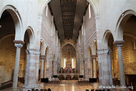 Interno a tre navate dell'Abbazia di San Zeno