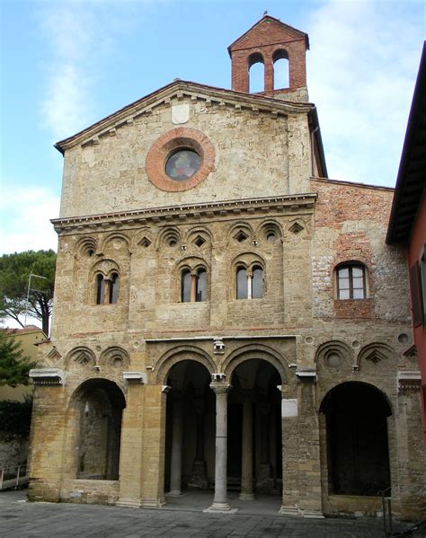 Stele di Mauro Staccioli in Largo San Zeno a Pisa