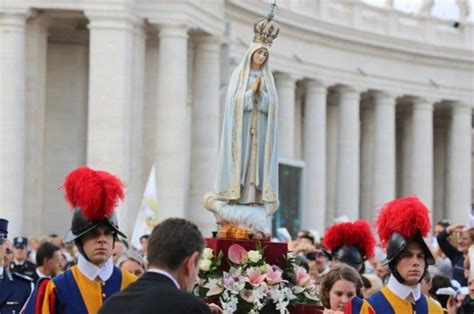 Foto della statua della Madonna di Fatima durante la sua accoglienza o atterraggio in elicottero