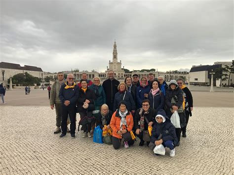 Immagine di un gruppo di pellegrini davanti al Santuario di Lourdes