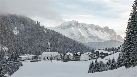 Panorama di San Martino in Badia con le Dolomiti sullo sfondo